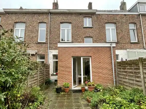 Arrière d'une maison mitoyenne bruxelloise avec annexe à toit plat