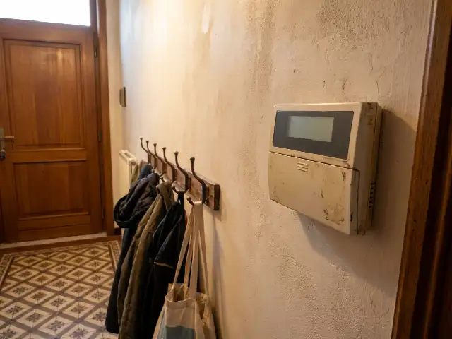 Clavier d'alarme fixé dans le hall d'entrée d'une maison