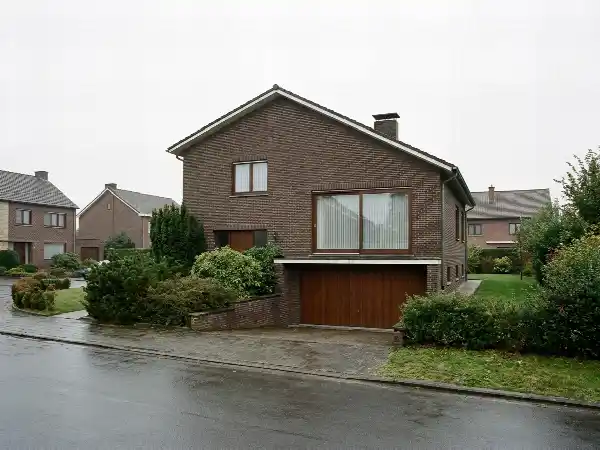 Maison des années septante avec garage intégré et baie vitrée